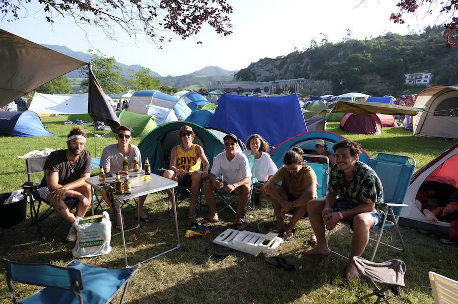 Los campistas de la Fiesta de las Piraguas ya han montado sus tiendas y disfrutan de la jornada.