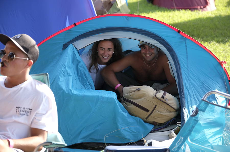 Los campistas de la Fiesta de las Piraguas ya han montado sus tiendas y disfrutan de la jornada.