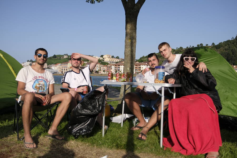 Los campistas de la Fiesta de las Piraguas ya han montado sus tiendas y disfrutan de la jornada.