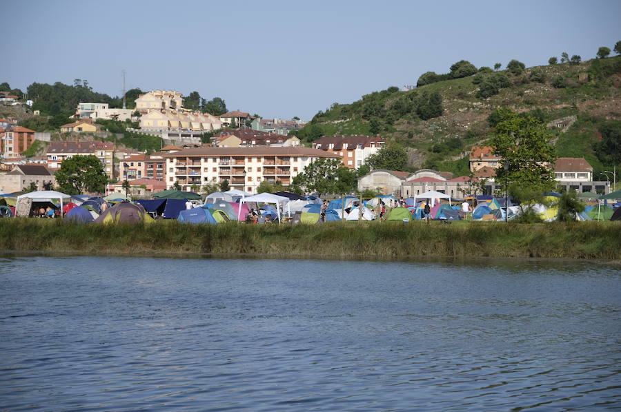 Los campistas de la Fiesta de las Piraguas ya han montado sus tiendas y disfrutan de la jornada.