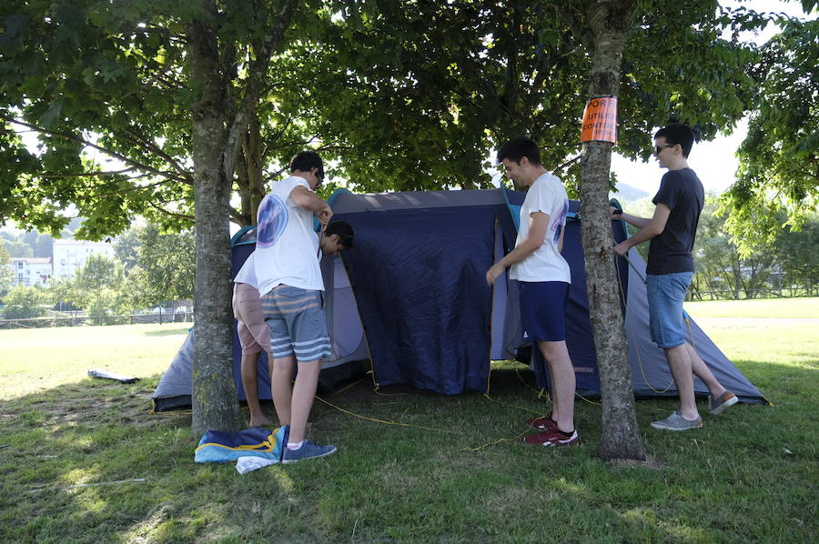 Los campistas de la Fiesta de las Piraguas ya han montado sus tiendas y disfrutan de la jornada.