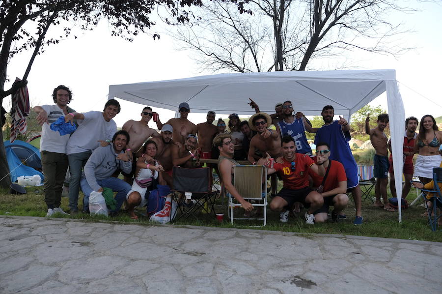 Los campistas de la Fiesta de las Piraguas ya han montado sus tiendas y disfrutan de la jornada.