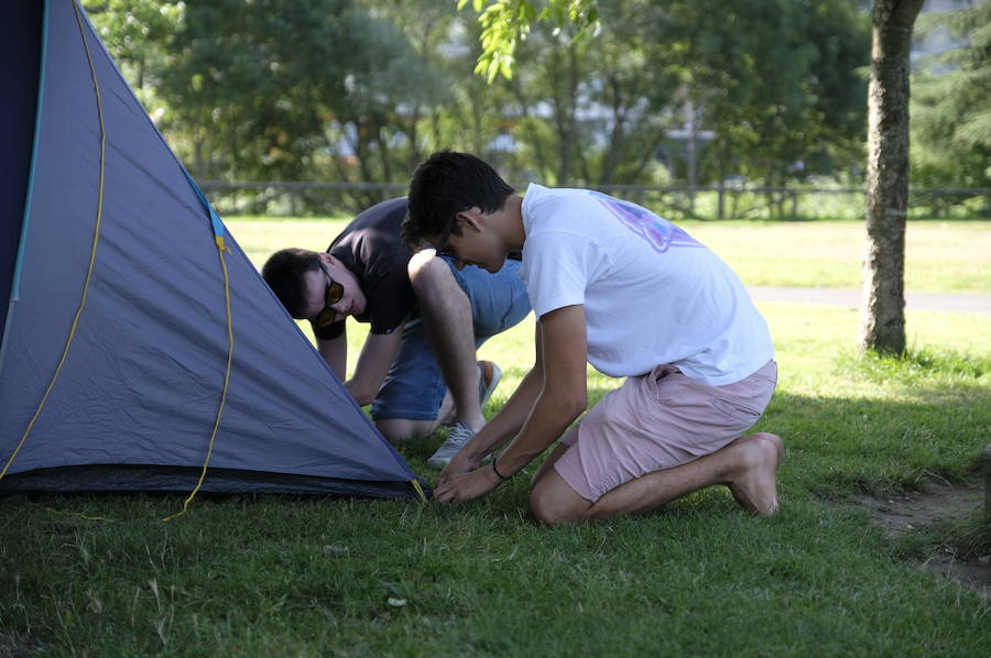 Los campistas de la Fiesta de las Piraguas ya han montado sus tiendas y disfrutan de la jornada.