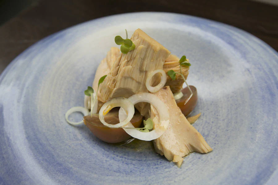 Bonito escabechado con verduras crujientes