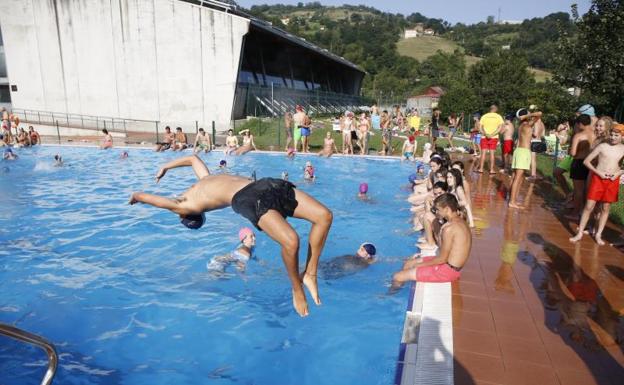 Imagen principal - OLA DE CALOR | Asturias rozará mañana los 40 grados