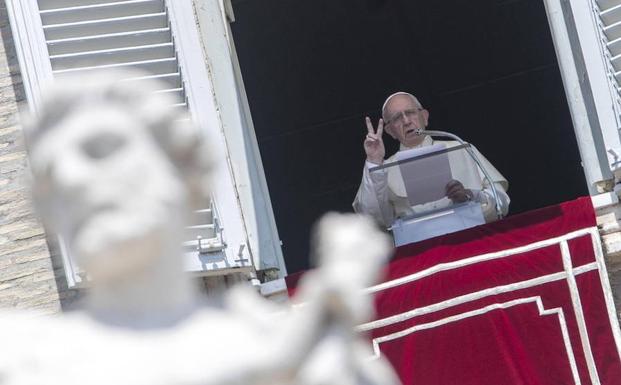 Fotografía de archivo tomada el 29 de julio de 2018, que muestra al papa Francisco durante el rezo del Angelus en la plaza de San Pedro en el Vaticano.