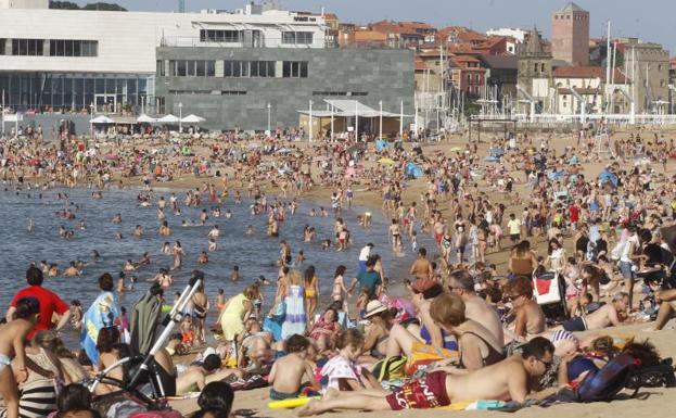 La playa de Poniente, a rebosar. 