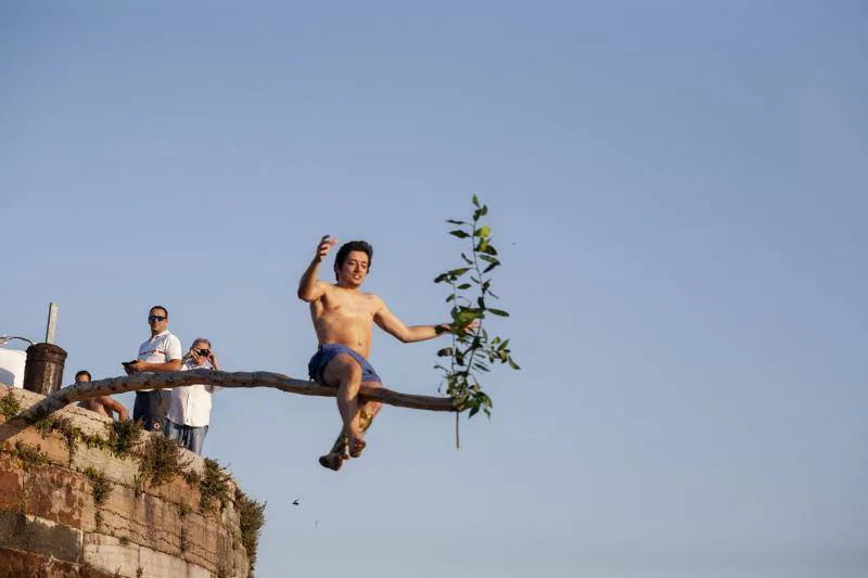 Cucaña, ingenios flotantes y mucha, mucha diversión en el mar. Candás ha disfrutado de una tarde de juegos náuticos en uno de los días grandes del programa festivo de San Félix. 