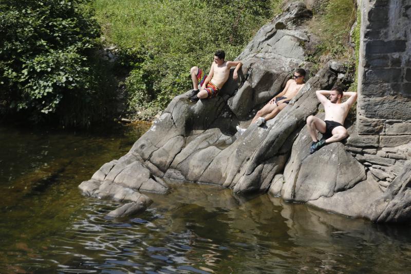 En la playa o la piscina, junto a una fuente o en una terraza. Ante la llegada de la primera ola de calor de este verano, que ha dejado valores por encima de los treinta grados, los asturianos buscan refresco en distintos escenarios. 