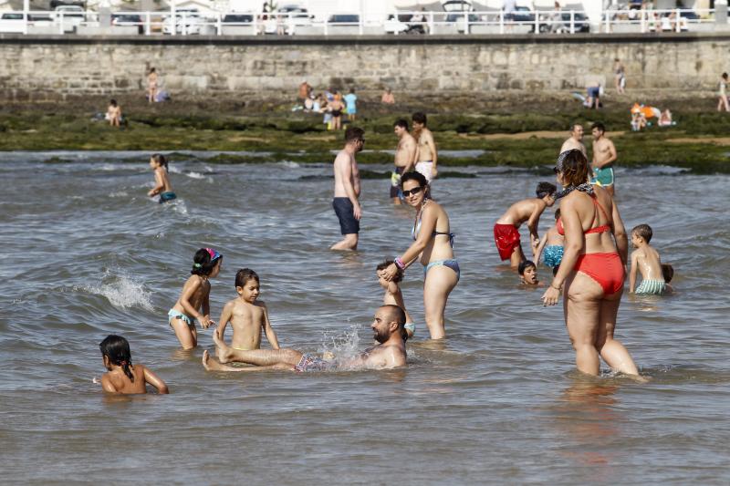 En la playa o la piscina, junto a una fuente o en una terraza. Ante la llegada de la primera ola de calor de este verano, que ha dejado valores por encima de los treinta grados, los asturianos buscan refresco en distintos escenarios. 