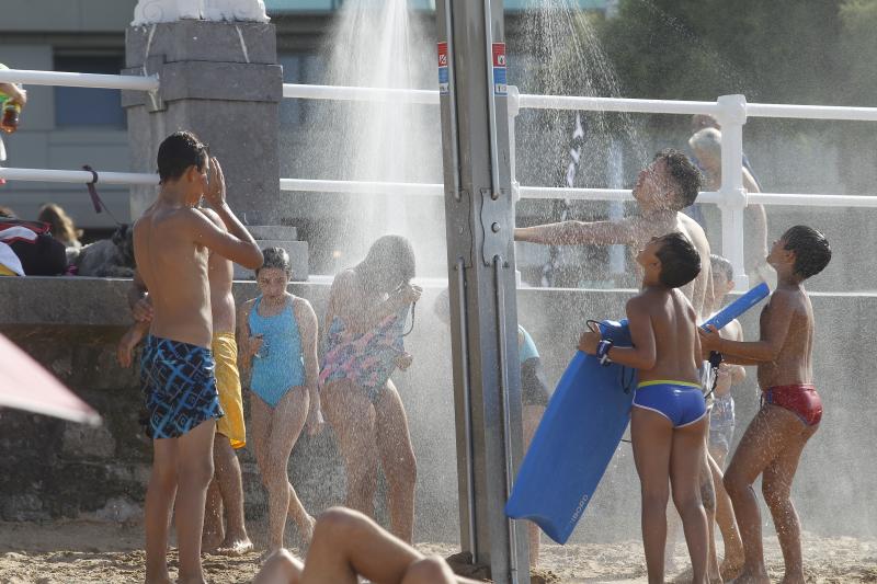 En la playa o la piscina, junto a una fuente o en una terraza. Ante la llegada de la primera ola de calor de este verano, que ha dejado valores por encima de los treinta grados, los asturianos buscan refresco en distintos escenarios. 