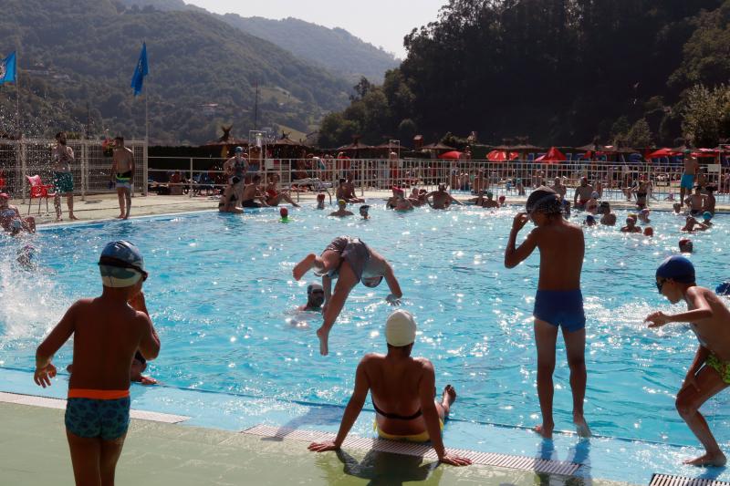 En la playa o la piscina, junto a una fuente o en una terraza. Ante la llegada de la primera ola de calor de este verano, que ha dejado valores por encima de los treinta grados, los asturianos buscan refresco en distintos escenarios. 