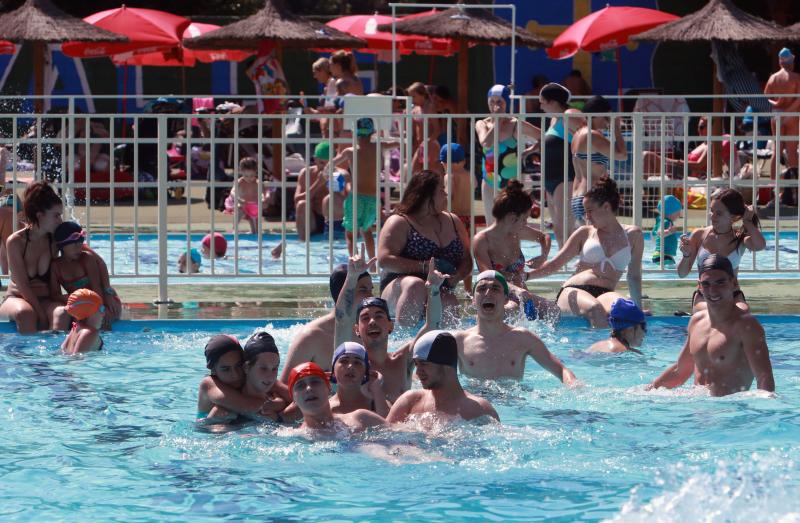 En la playa o la piscina, junto a una fuente o en una terraza. Ante la llegada de la primera ola de calor de este verano, que ha dejado valores por encima de los treinta grados, los asturianos buscan refresco en distintos escenarios. 