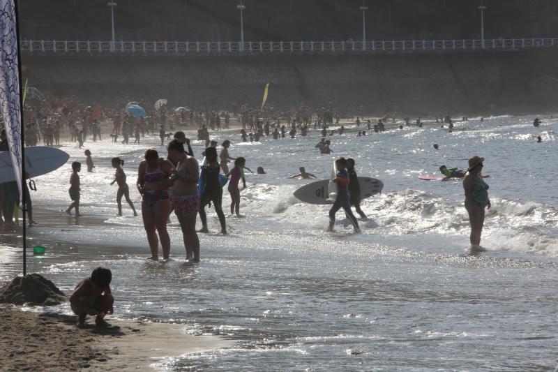 En la playa o la piscina, junto a una fuente o en una terraza. Ante la llegada de la primera ola de calor de este verano, que ha dejado valores por encima de los treinta grados, los asturianos buscan refresco en distintos escenarios. 