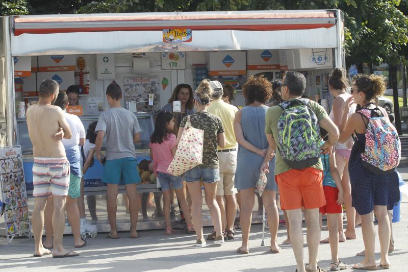 En la playa o la piscina, junto a una fuente o en una terraza. Ante la llegada de la primera ola de calor de este verano, que ha dejado valores por encima de los treinta grados, los asturianos buscan refresco en distintos escenarios. 