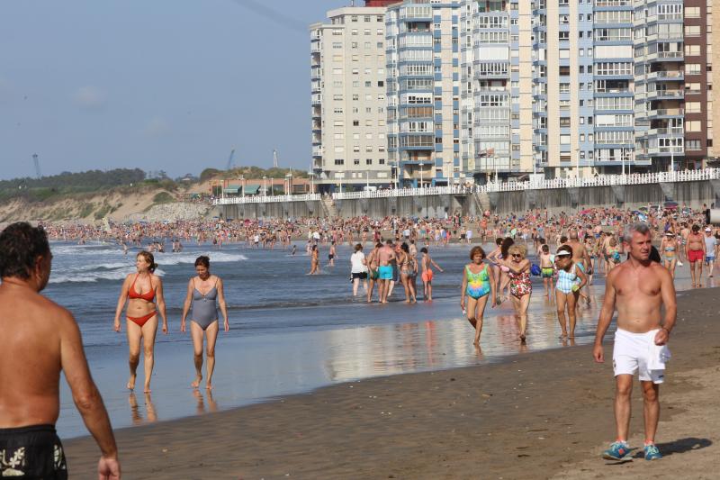 En la playa o la piscina, junto a una fuente o en una terraza. Ante la llegada de la primera ola de calor de este verano, que ha dejado valores por encima de los treinta grados, los asturianos buscan refresco en distintos escenarios. 