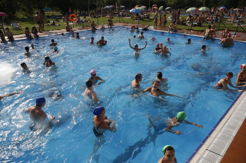 En la playa o la piscina, junto a una fuente o en una terraza. Ante la llegada de la primera ola de calor de este verano, que ha dejado valores por encima de los treinta grados, los asturianos buscan refresco en distintos escenarios. 