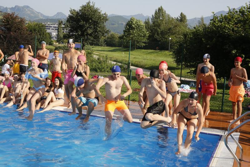 En la playa o la piscina, junto a una fuente o en una terraza. Ante la llegada de la primera ola de calor de este verano, que ha dejado valores por encima de los treinta grados, los asturianos buscan refresco en distintos escenarios. 