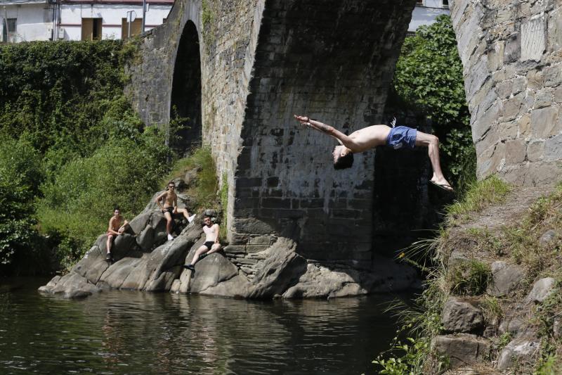 En la playa o la piscina, junto a una fuente o en una terraza. Ante la llegada de la primera ola de calor de este verano, que ha dejado valores por encima de los treinta grados, los asturianos buscan refresco en distintos escenarios. 