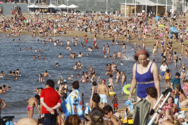 En la playa o la piscina, junto a una fuente o en una terraza. Ante la llegada de la primera ola de calor de este verano, que ha dejado valores por encima de los treinta grados, los asturianos buscan refresco en distintos escenarios. 