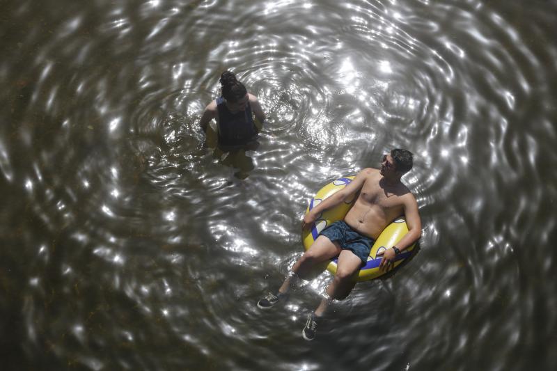 En la playa o la piscina, junto a una fuente o en una terraza. Ante la llegada de la primera ola de calor de este verano, que ha dejado valores por encima de los treinta grados, los asturianos buscan refresco en distintos escenarios. 