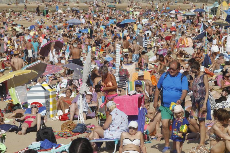 En la playa o la piscina, junto a una fuente o en una terraza. Ante la llegada de la primera ola de calor de este verano, que ha dejado valores por encima de los treinta grados, los asturianos buscan refresco en distintos escenarios. 