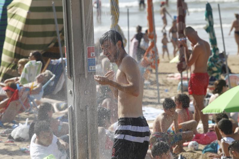 En la playa o la piscina, junto a una fuente o en una terraza. Ante la llegada de la primera ola de calor de este verano, que ha dejado valores por encima de los treinta grados, los asturianos buscan refresco en distintos escenarios. 