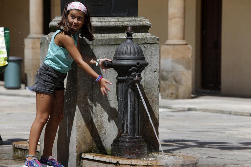 En la playa o la piscina, junto a una fuente o en una terraza. Ante la llegada de la primera ola de calor de este verano, que ha dejado valores por encima de los treinta grados, los asturianos buscan refresco en distintos escenarios. 