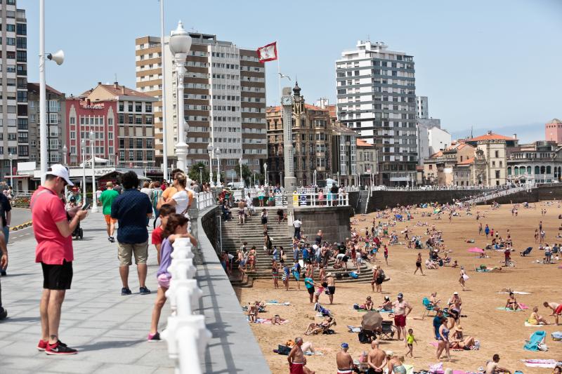 En la playa o la piscina, junto a una fuente o en una terraza. Ante la llegada de la primera ola de calor de este verano, que ha dejado valores por encima de los treinta grados, los asturianos buscan refresco en distintos escenarios. 