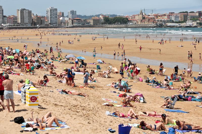 En la playa o la piscina, junto a una fuente o en una terraza. Ante la llegada de la primera ola de calor de este verano, que ha dejado valores por encima de los treinta grados, los asturianos buscan refresco en distintos escenarios. 