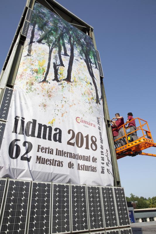 Presentación de expositores y últimos retoques. La jornada previa a la inauguración de la 62 Feria Internacional de Muestras de Gijón es frenética en el recinto ferial Luis Adaro. No obstante, varias entidades han hecho un alto para presentar sus expositores. Es el caso de los ayuntamientos de Gijón y Oviedo, Liberbank o EdP. 