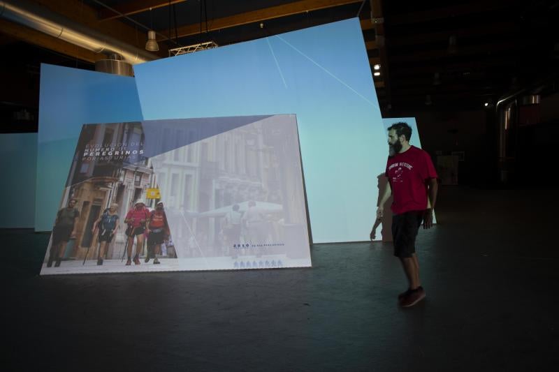 Presentación de expositores y últimos retoques. La jornada previa a la inauguración de la 62 Feria Internacional de Muestras de Gijón es frenética en el recinto ferial Luis Adaro. No obstante, varias entidades han hecho un alto para presentar sus expositores. Es el caso de los ayuntamientos de Gijón y Oviedo, Liberbank o EdP. 