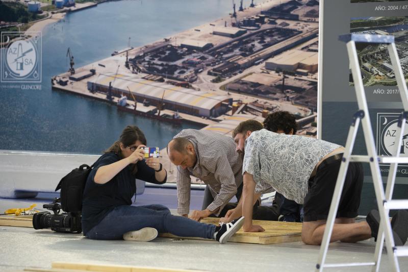 Presentación de expositores y últimos retoques. La jornada previa a la inauguración de la 62 Feria Internacional de Muestras de Gijón es frenética en el recinto ferial Luis Adaro. No obstante, varias entidades han hecho un alto para presentar sus expositores. Es el caso de los ayuntamientos de Gijón y Oviedo, Liberbank o EdP. 