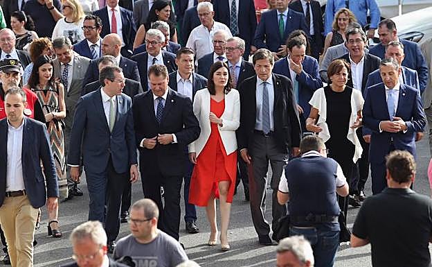 Carmen Montón (centro) y Javier Fernández (derecha).