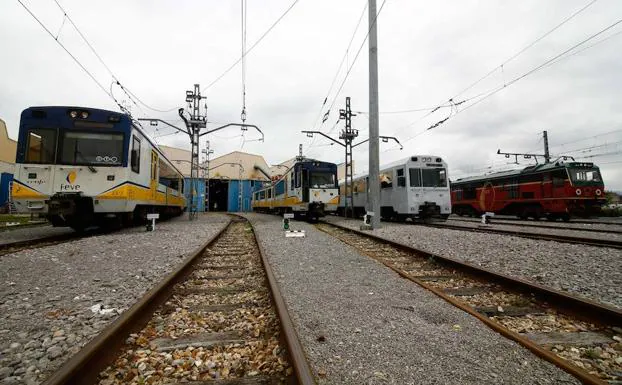 Varios trenes aparcados en el exterior de los talleres de El Berrón.