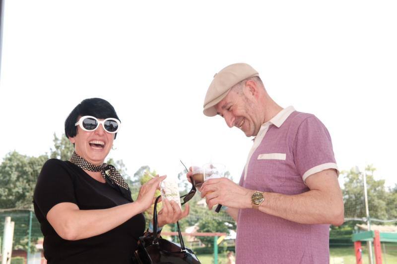 El festival gijonés combate la ola de calor con una 'pool party' en el camping de Deva amenizada por varios dj's.