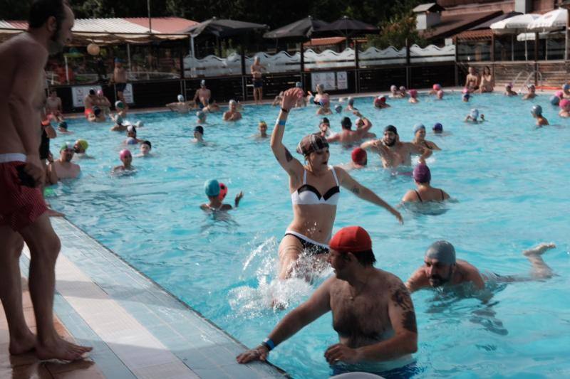 El festival gijonés combate la ola de calor con una 'pool party' en el camping de Deva amenizada por varios dj's.