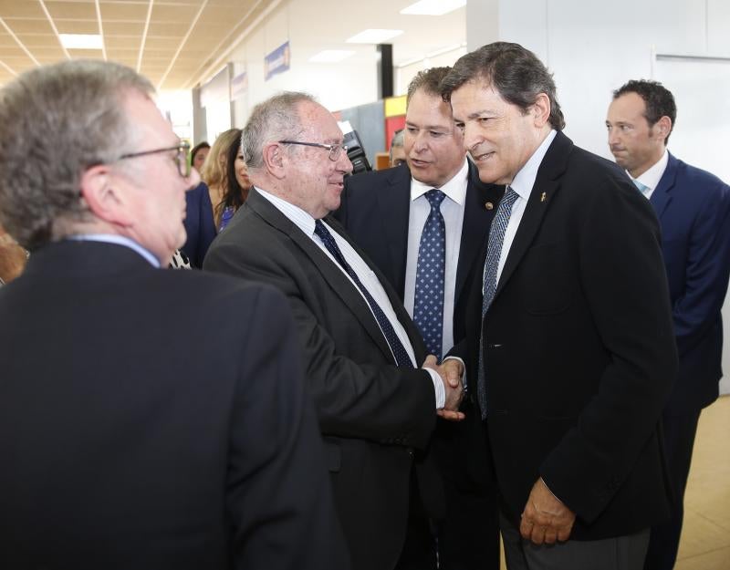 La ministra de Sanidad y Consumo, Carmen Montón, ha inaugurado la 62 Feria de Muestras de Asturias, que se celebra en el recinto Luis Adaro de Gijón. A su llegada se ha encontrado con la protesta de varios afectados de las clínicas iDental. 