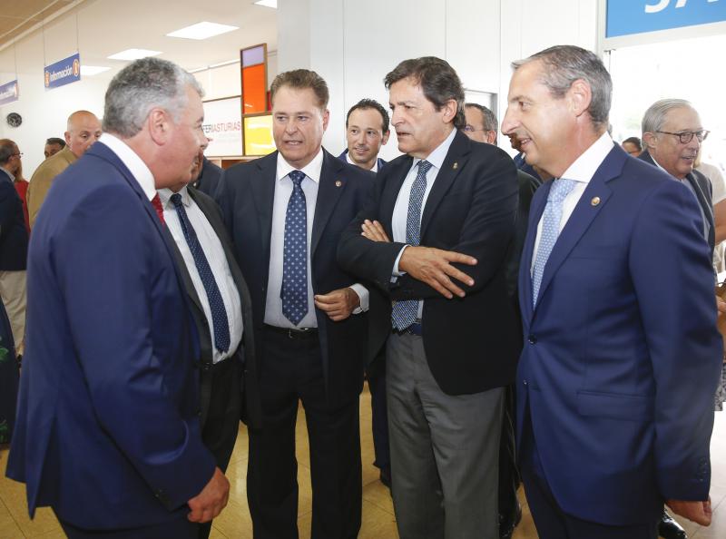 La ministra de Sanidad y Consumo, Carmen Montón, ha inaugurado la 62 Feria de Muestras de Asturias, que se celebra en el recinto Luis Adaro de Gijón. A su llegada se ha encontrado con la protesta de varios afectados de las clínicas iDental. 