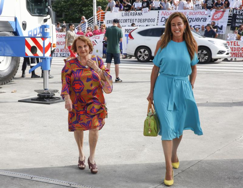 La ministra de Sanidad y Consumo, Carmen Montón, ha inaugurado la 62 Feria de Muestras de Asturias, que se celebra en el recinto Luis Adaro de Gijón. A su llegada se ha encontrado con la protesta de varios afectados de las clínicas iDental. 