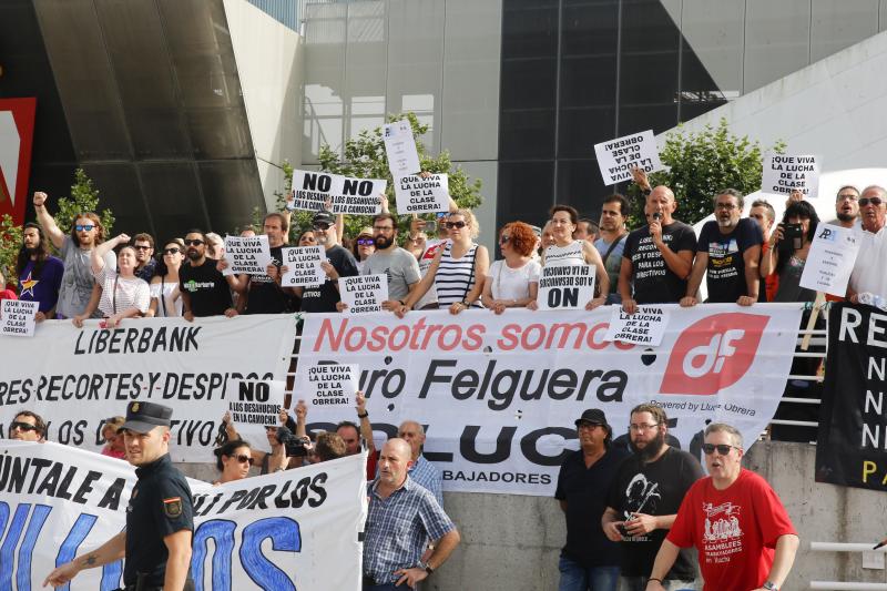 La ministra de Sanidad y Consumo, Carmen Montón, ha inaugurado la 62 Feria de Muestras de Asturias, que se celebra en el recinto Luis Adaro de Gijón. A su llegada se ha encontrado con la protesta de varios afectados de las clínicas iDental. 