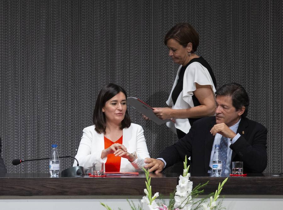La ministra de Sanidad y Consumo, Carmen Montón, ha inaugurado la 62 Feria de Muestras de Asturias, que se celebra en el recinto Luis Adaro de Gijón. A su llegada se ha encontrado con la protesta de varios afectados de las clínicas iDental. 