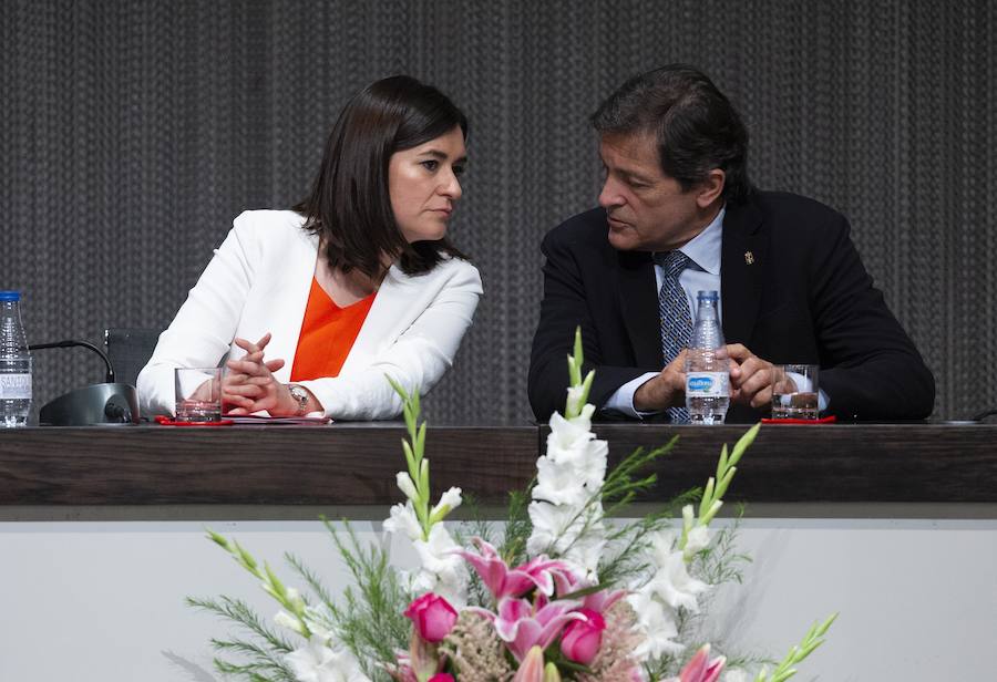 La ministra de Sanidad y Consumo, Carmen Montón, ha inaugurado la 62 Feria de Muestras de Asturias, que se celebra en el recinto Luis Adaro de Gijón. A su llegada se ha encontrado con la protesta de varios afectados de las clínicas iDental. 