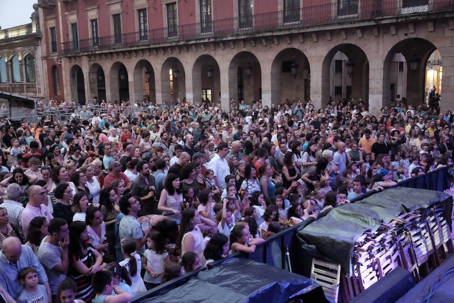 El grupo ofreció un concierto participativo con el que disfrutó toda la familia.