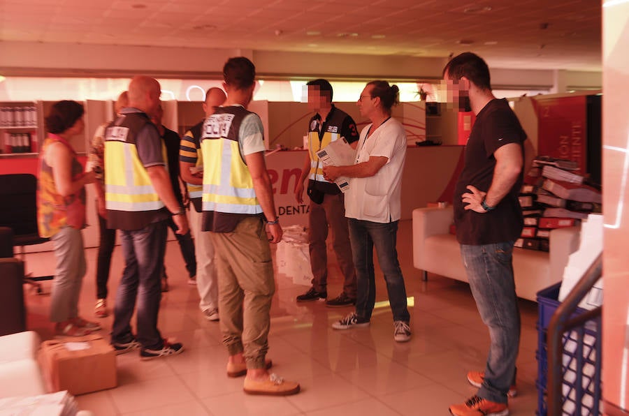 La Policía Judicial ha registrado durante tres horas, en presencia de inspectores de la Consejería de Sanidad, la clínica de iDental en Gijón y se ha incautado de 297 cajas con las historias clínicas de los pacientes. Están bajo la custodia del Principado. Algunos de los afectados han celebrado la operación frente a la clínica.