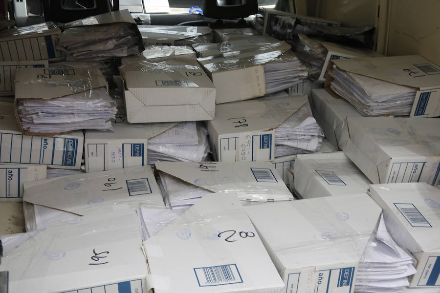 La Policía Judicial ha registrado durante tres horas, en presencia de inspectores de la Consejería de Sanidad, la clínica de iDental en Gijón y se ha incautado de 297 cajas con las historias clínicas de los pacientes. Están bajo la custodia del Principado. Algunos de los afectados han celebrado la operación frente a la clínica.