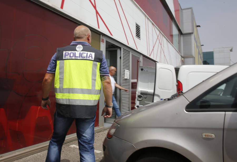 La Policía Judicial ha registrado durante tres horas, en presencia de inspectores de la Consejería de Sanidad, la clínica de iDental en Gijón y se ha incautado de 297 cajas con las historias clínicas de los pacientes. Están bajo la custodia del Principado. Algunos de los afectados han celebrado la operación frente a la clínica.