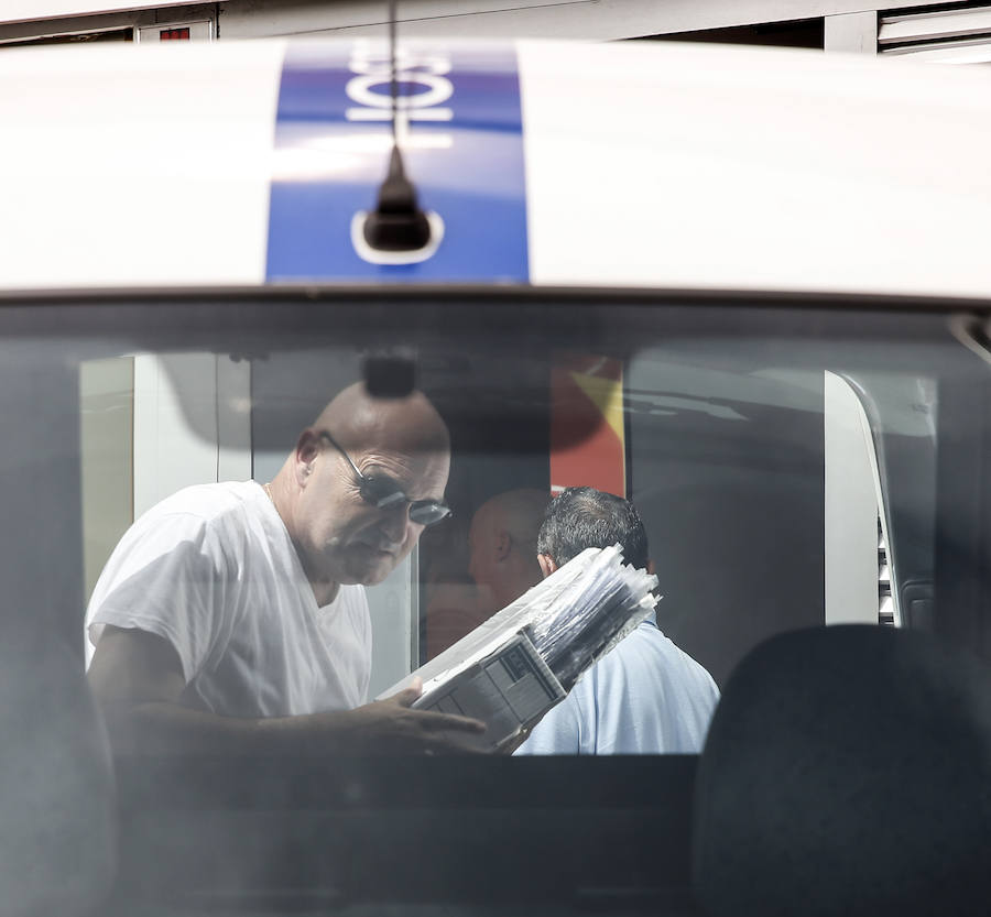 La Policía Judicial ha registrado durante tres horas, en presencia de inspectores de la Consejería de Sanidad, la clínica de iDental en Gijón y se ha incautado de 297 cajas con las historias clínicas de los pacientes. Están bajo la custodia del Principado. Algunos de los afectados han celebrado la operación frente a la clínica.