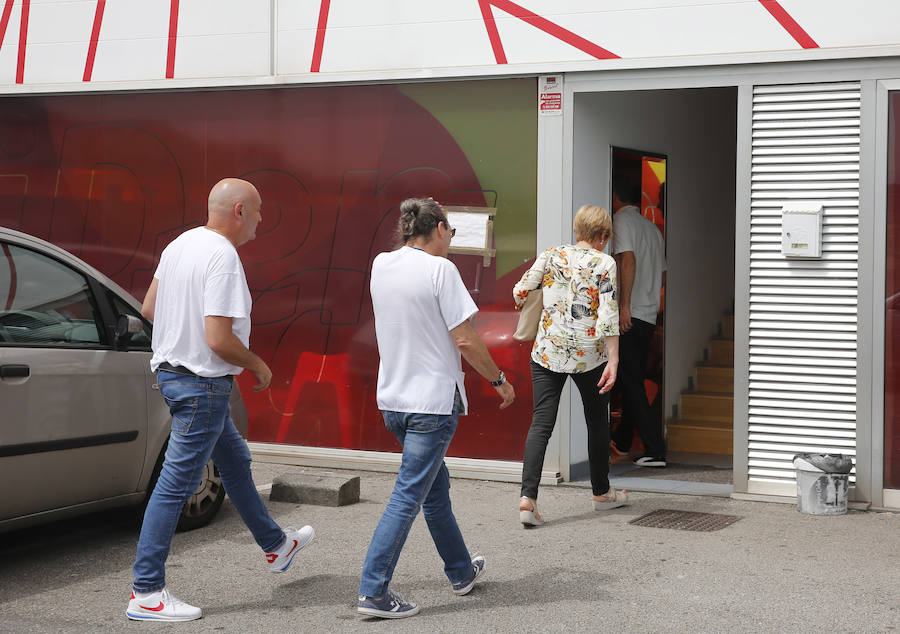 La Policía Judicial ha registrado durante tres horas, en presencia de inspectores de la Consejería de Sanidad, la clínica de iDental en Gijón y se ha incautado de 297 cajas con las historias clínicas de los pacientes. Están bajo la custodia del Principado. Algunos de los afectados han celebrado la operación frente a la clínica.