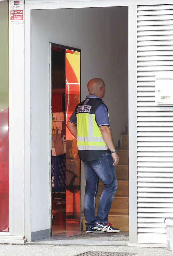 La Policía Judicial ha registrado durante tres horas, en presencia de inspectores de la Consejería de Sanidad, la clínica de iDental en Gijón y se ha incautado de 297 cajas con las historias clínicas de los pacientes. Están bajo la custodia del Principado. Algunos de los afectados han celebrado la operación frente a la clínica.